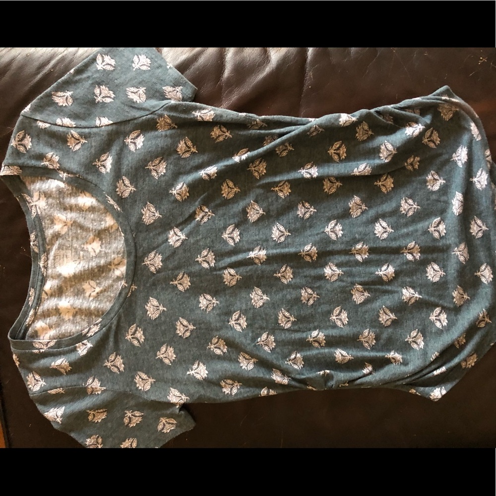 Old navy maternity tee shirt